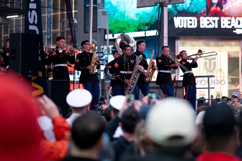 FWNY25: 2nd Marine Division Band plays in Times Square