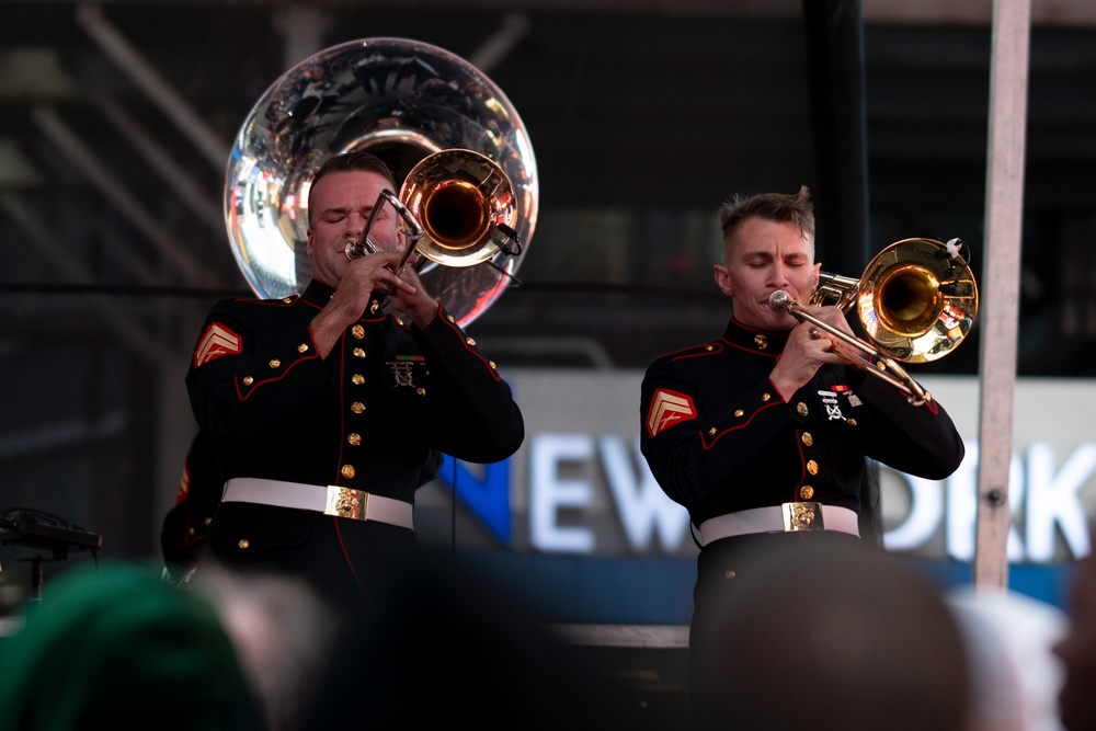 FWNY25: 2nd Marine Division Band plays in Times Square