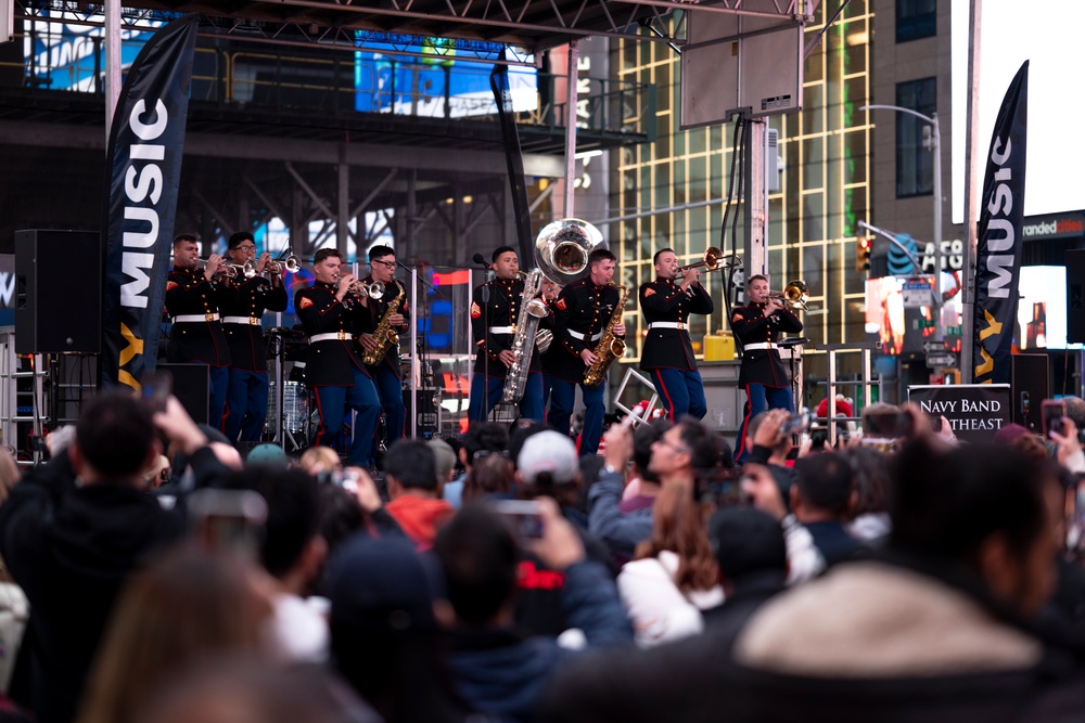FWNY25: 2nd Marine Division Band plays in Times Square