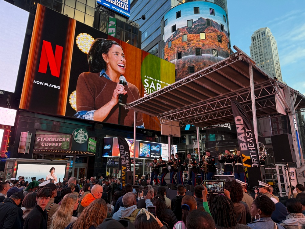 FWNY25: 2nd Marine Division Band plays in Times Square