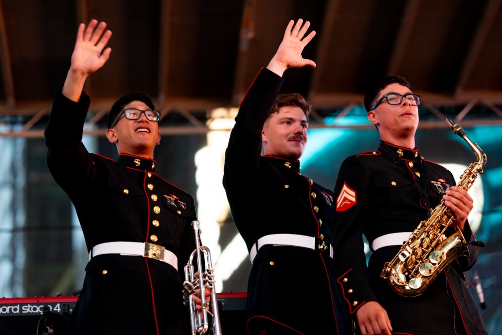FWNY25: 2nd Marine Division Band plays in Times Square