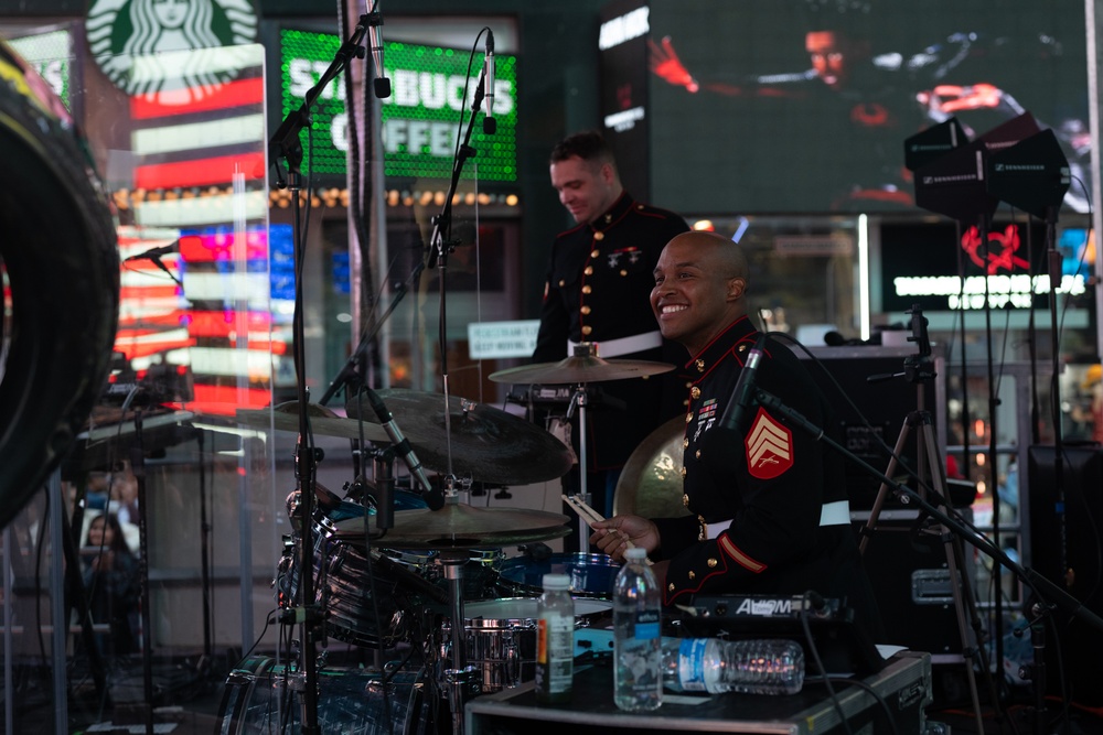 FWNY25; 2nd Marine Division Band Play in Times Square