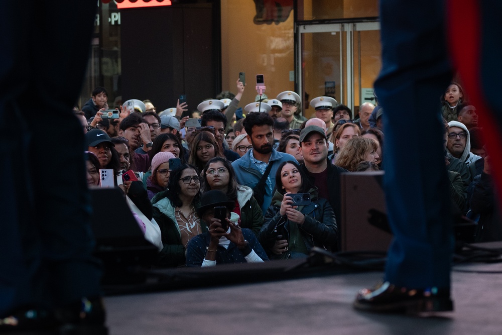 FWNY25; 2nd Marine Division Band Play in Times Square