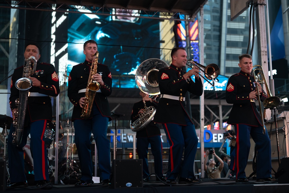 FWNY25; 2nd Marine Division Band Play in Times Square