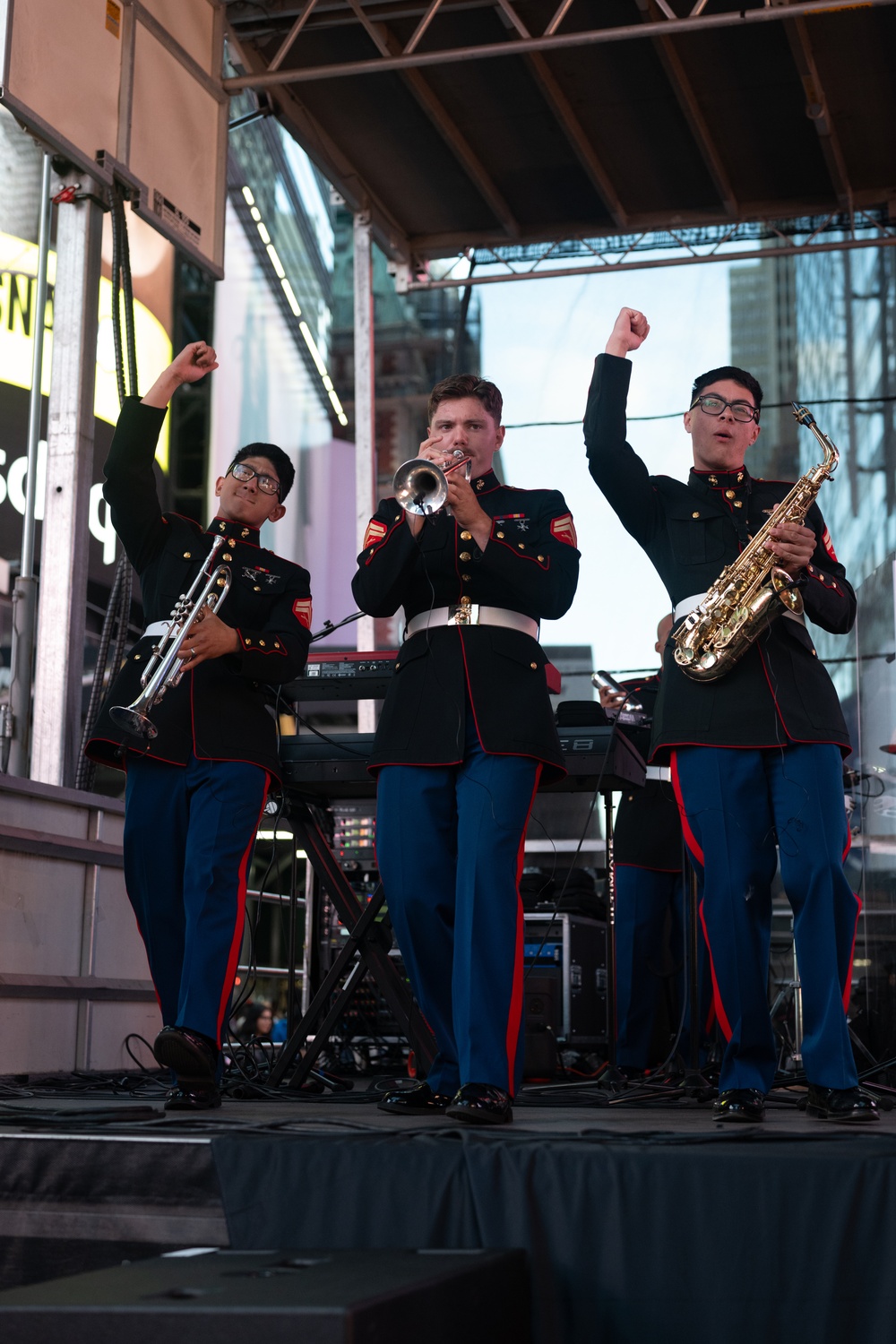 FWNY25; 2nd Marine Division Band Play in Times Square