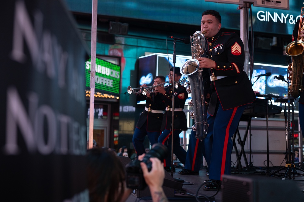FWNY25; 2nd Marine Division Band Play in Times Square