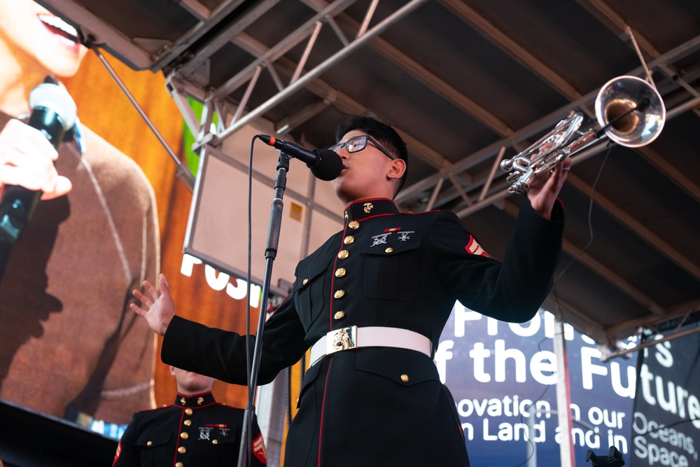 FWNY25; 2nd Marine Division Band Play in Times Square