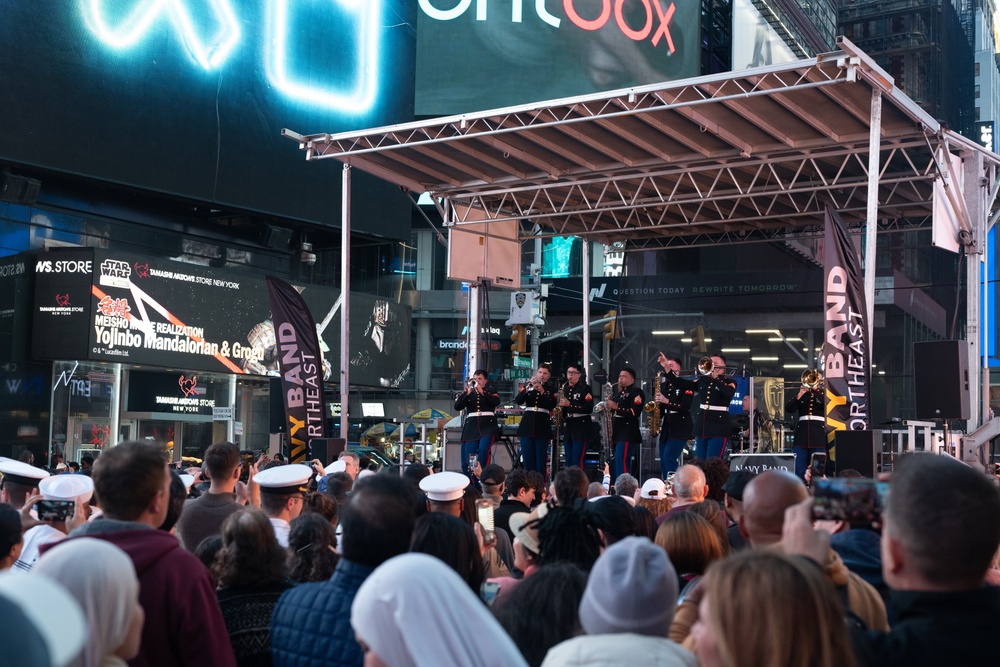 FWNY25; 2nd Marine Division Band Play in Times Square