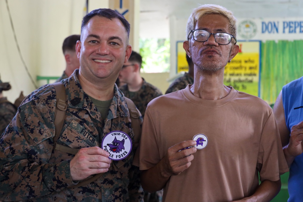 KAMANDAG 9: VMM-364 and MWSS-373 participate in a community service project