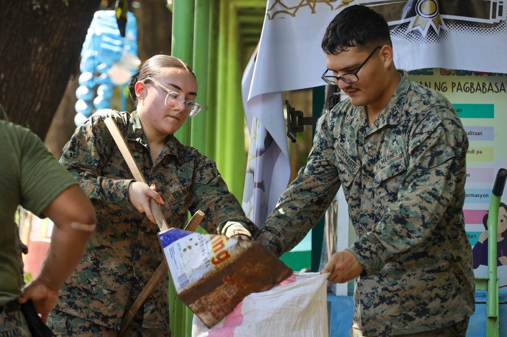 KAMANDAG 9: VMM-364 and MWSS-373 participate in a community service project