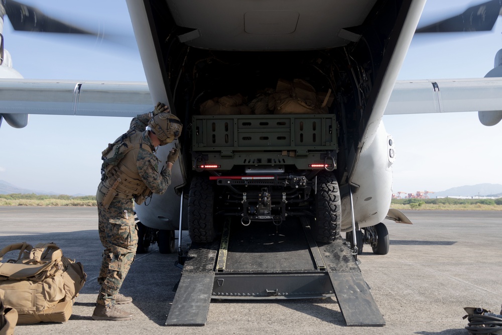 KAMANDAG 9: VMM-364 Inserts Reconnaissance Marines