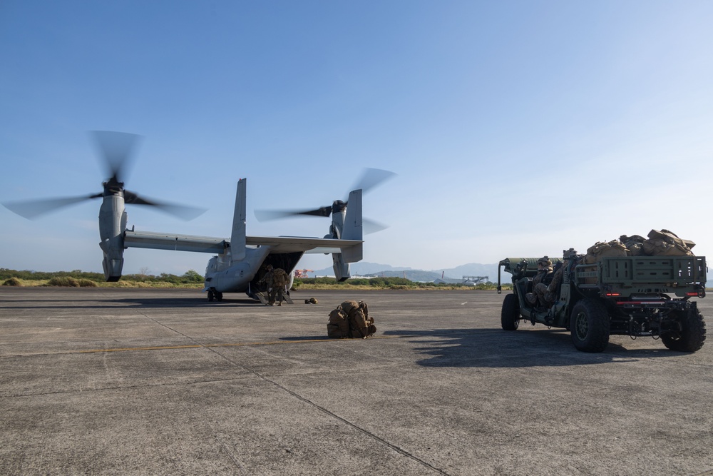 KAMANDAG 9: VMM-364 Inserts Reconnaissance Marines