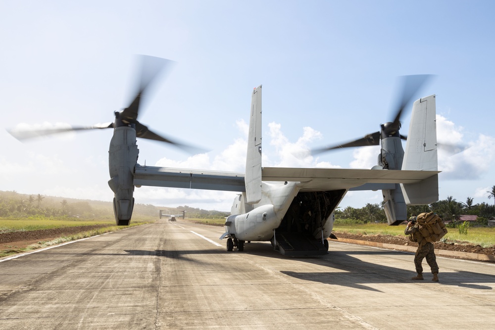 KAMANDAG 9: VMM-364 Inserts Reconnaissance Marines