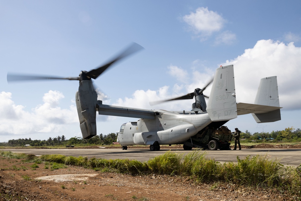 KAMANDAG 9: VMM-364 Inserts Reconnaissance Marines