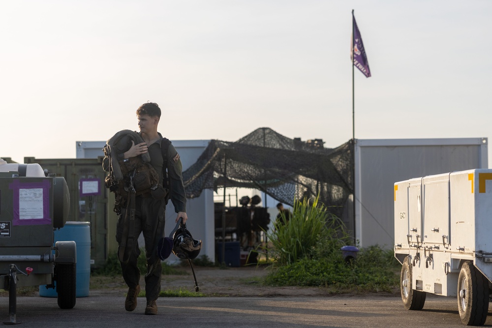 KAMANDAG 9: VMM-364 Inserts Reconnaissance Marines