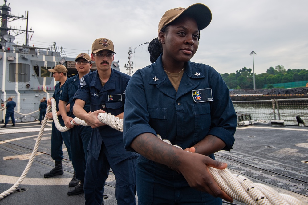 USS Gridley Pulls Into Singapore