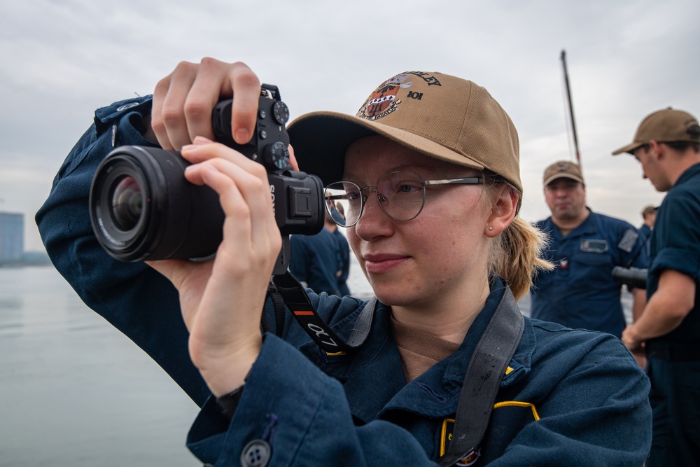 USS Gridley Pulls Into Singapore