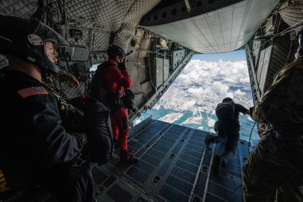 U.The U.S. Army Parachute Team Joins British Army Red Devils for Hyundai Air and Sea Show