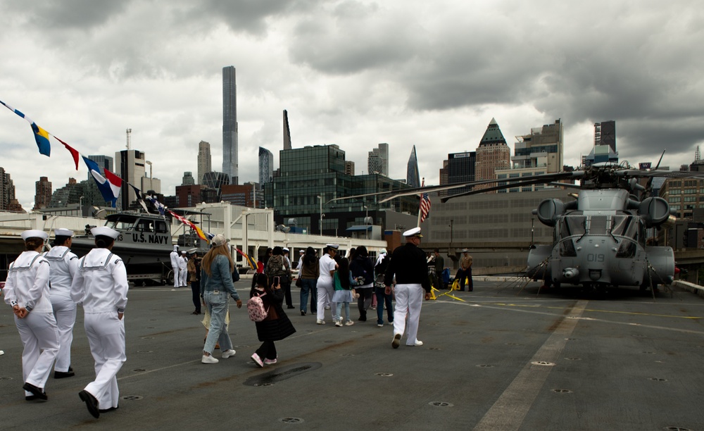 FWNY25: Girl Scout Troop 6000 tours the USS New York