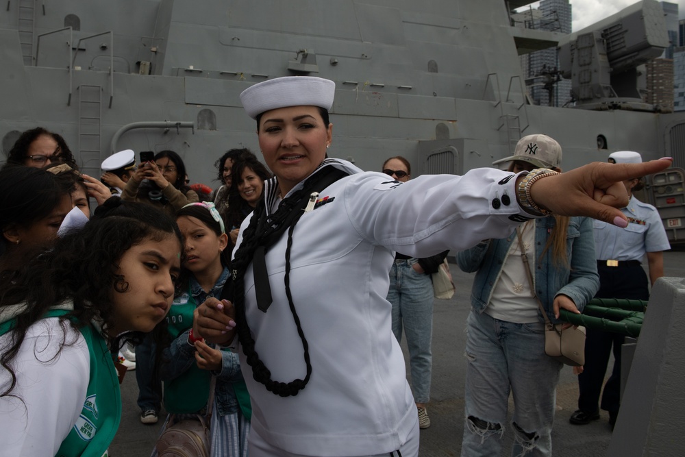 FWNY25: Girl Scout Troop 6000 tours the USS New York