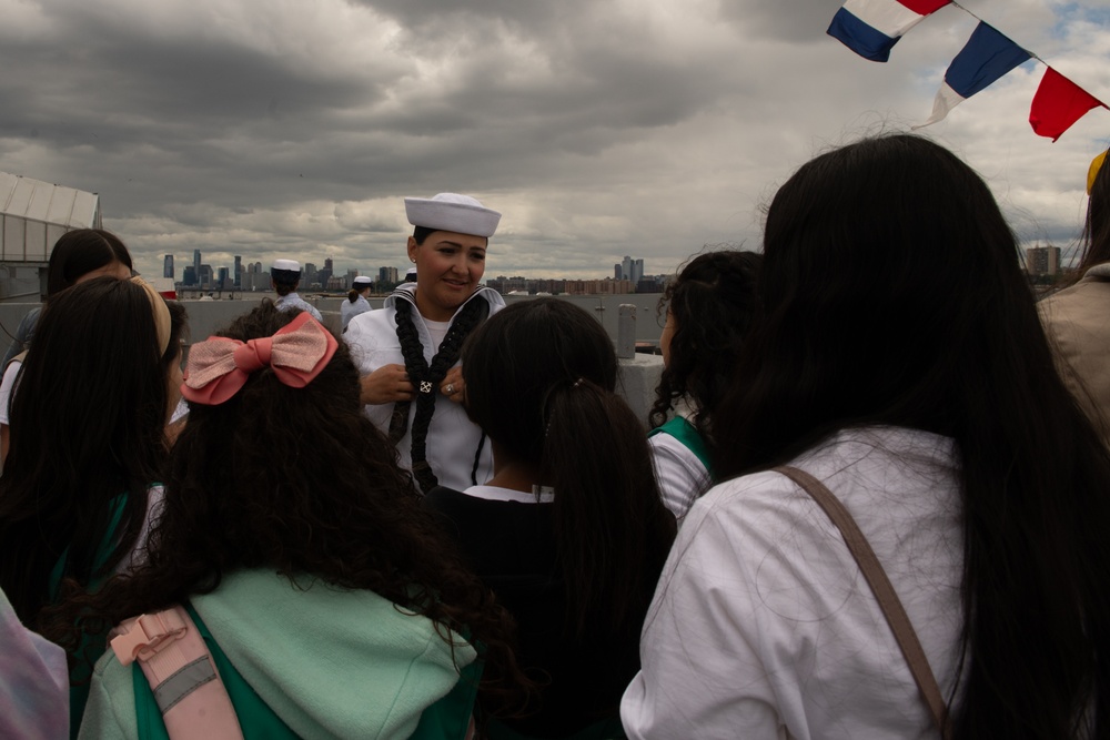FWNY25: Girl Scout Troop 6000 tours the USS New York