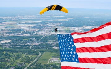 U.S. Army Parachute Team jumps in to Indy 500 pre-race