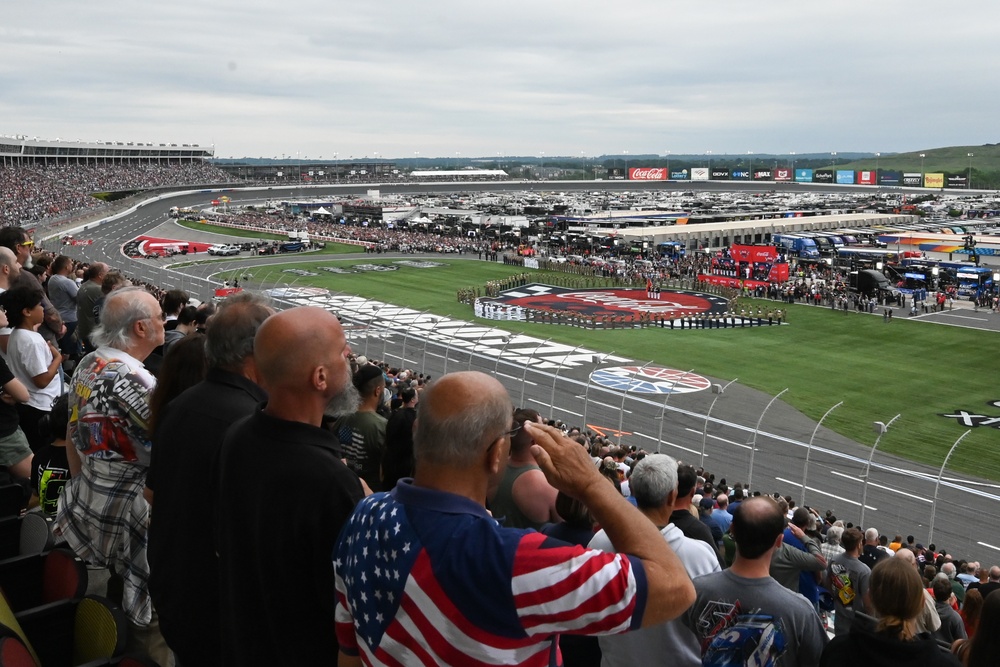 Navy Band's MU1 Cuenca sings national anthem for Coca-Cola 600