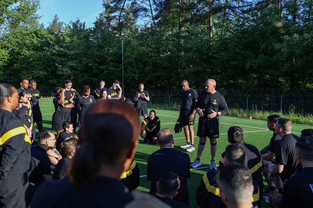 Office of the Chief of the Army Reserves Visit to 7th Mission Support Command