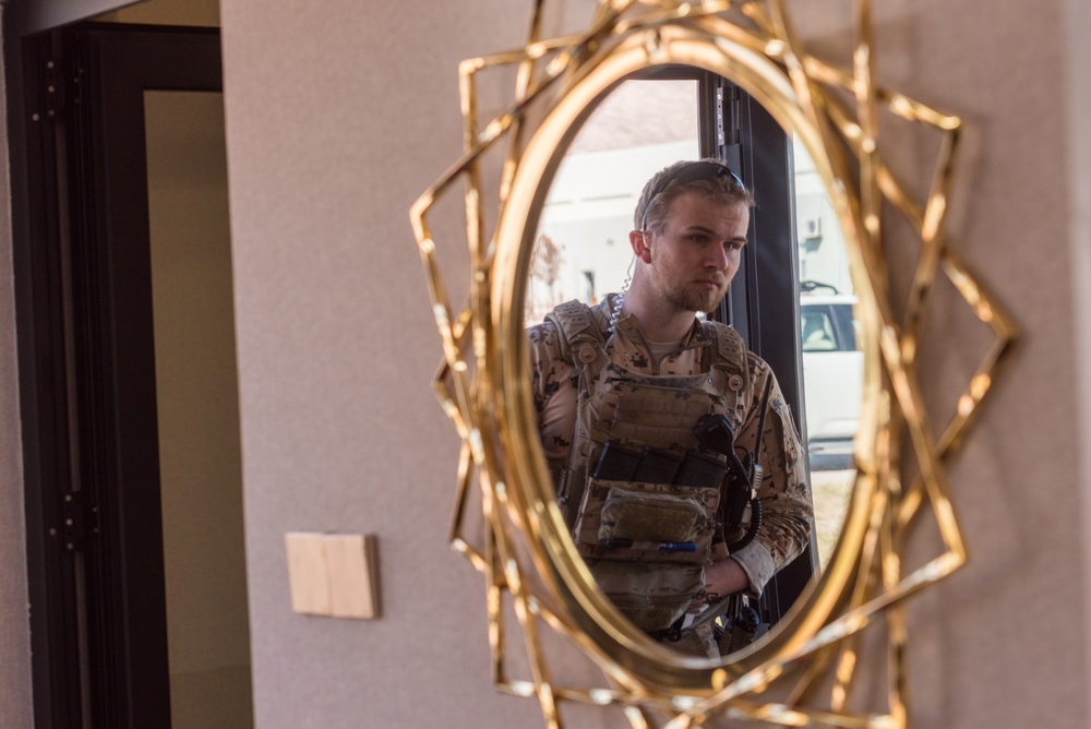 Coalition Advisors Assess Peshmerga Logistics Hub