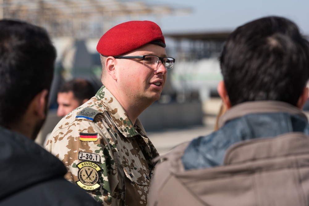 Coalition Advisors Assess Peshmerga Logistics Hub