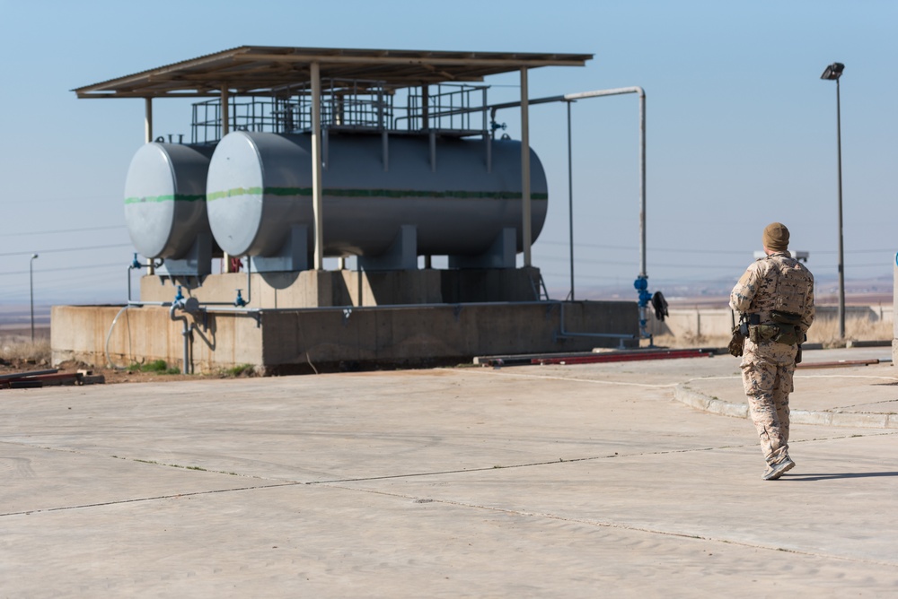 Coalition Advisors Assess Peshmerga Logistics Hub