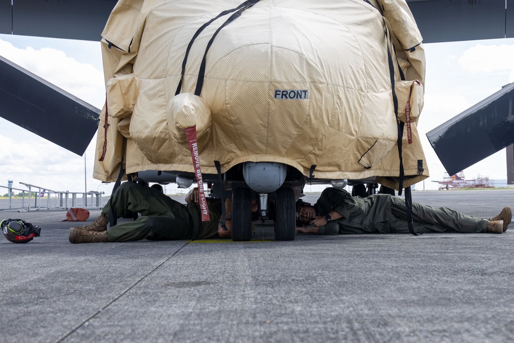 KAMANDAG 9: VMM-364 Marines Perform Maintenance on MV-22B Ospreys
