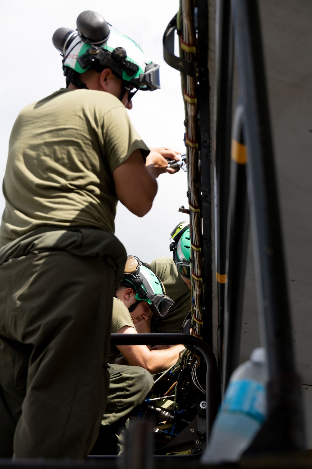 KAMANDAG 9: VMM-364 Marines Perform Maintenance on MV-22B Ospreys