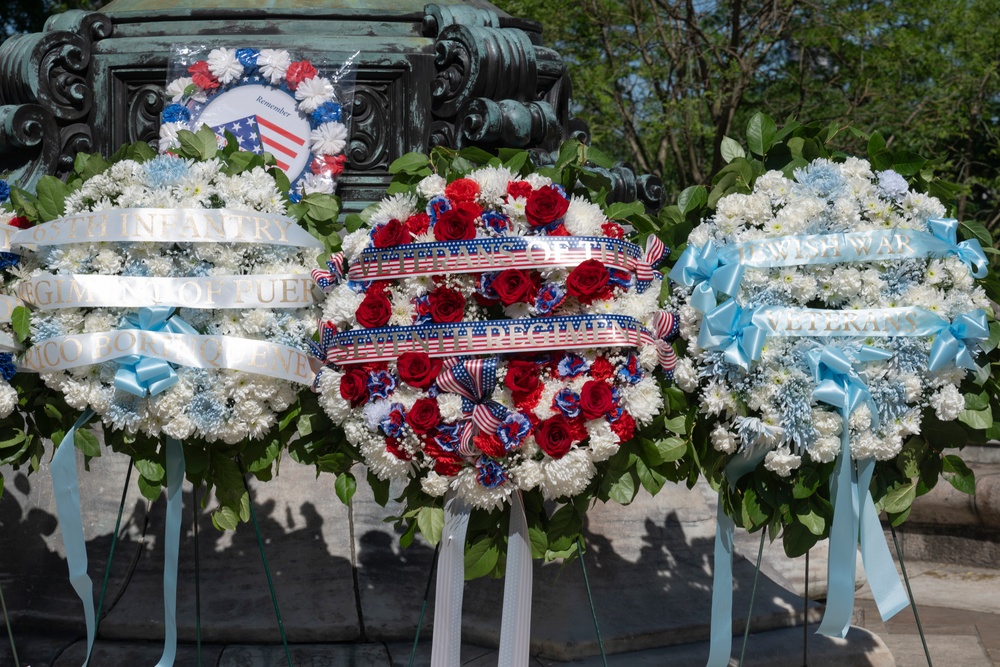 FWNY25: U.S. Marines and Sailors hold wreath laying ceremony