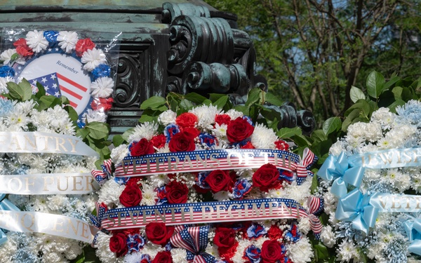 FWNY25: U.S. Marines and Sailors hold wreath laying ceremony