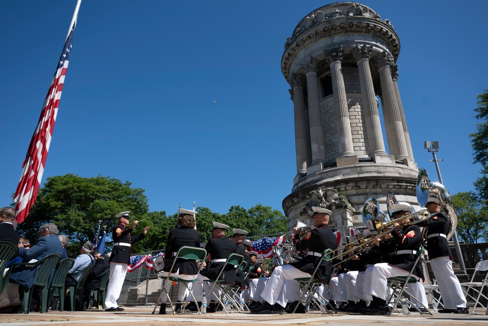 FWNY25: U.S. Marines and Sailors hold wreath laying ceremony