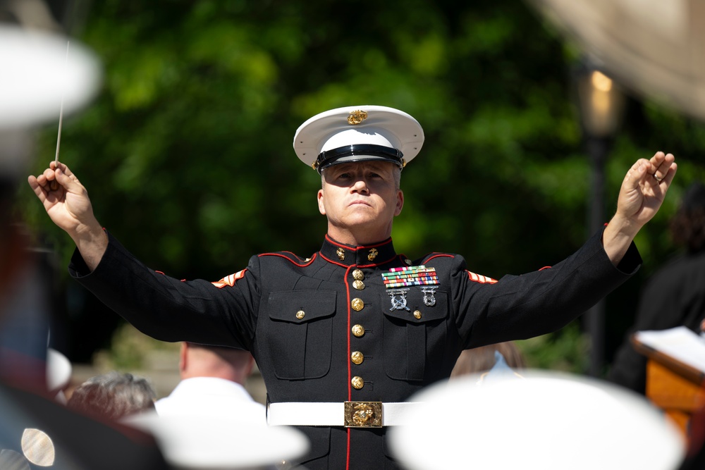 FWNY25: U.S. Marines and Sailors hold wreath laying ceremony