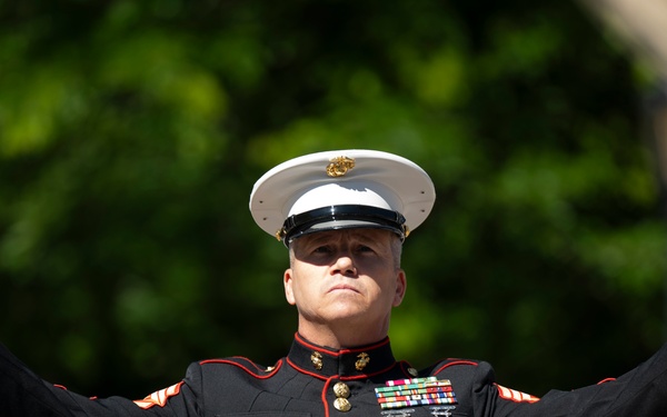 FWNY25: U.S. Marines and Sailors hold wreath laying ceremony