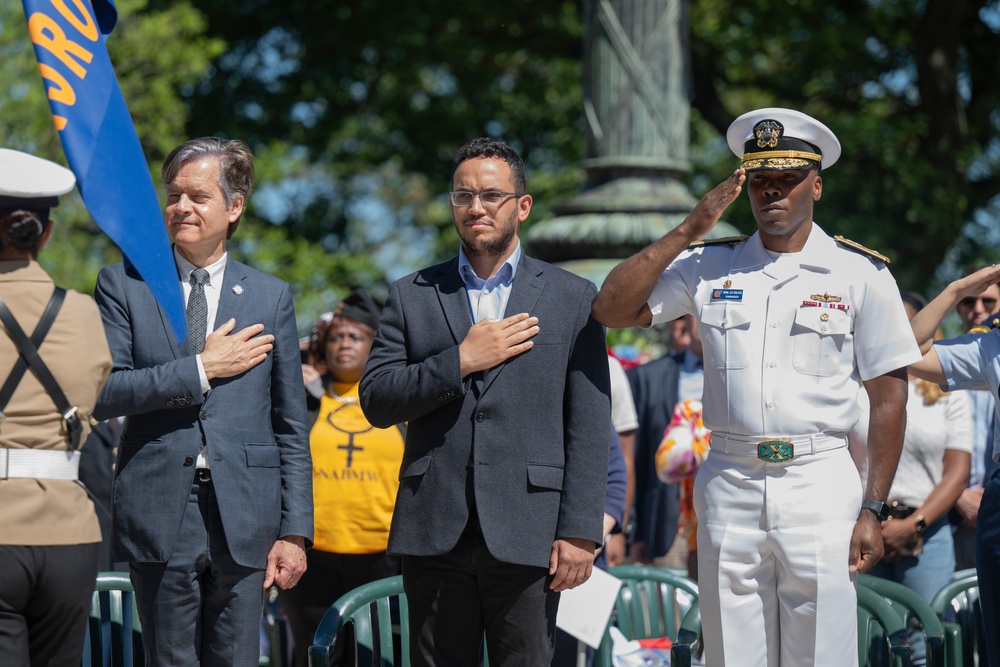 FWNY25: U.S. Marines and Sailors hold wreath laying ceremony