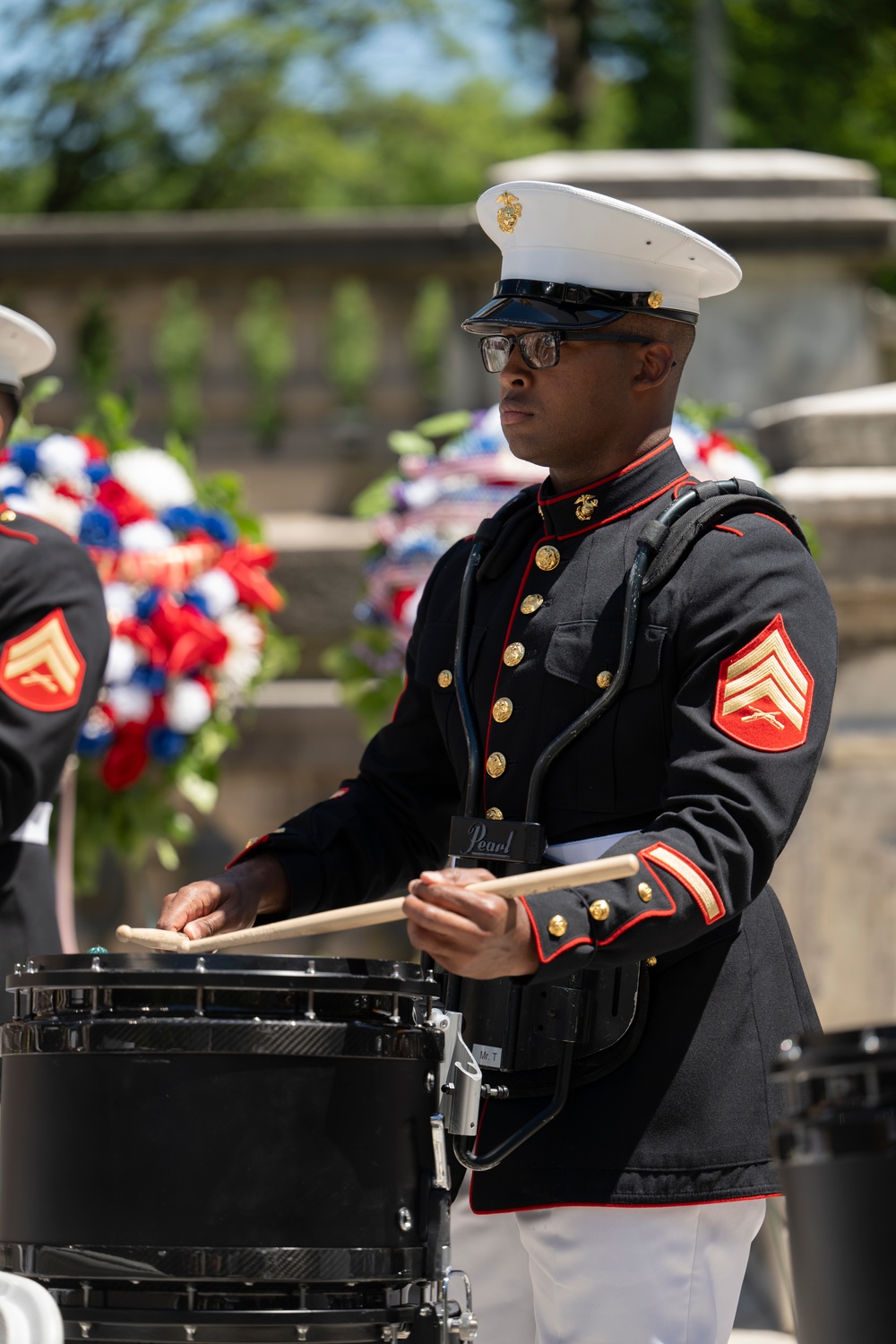 FWNY25: U.S. Marines and Sailors hold wreath laying ceremony