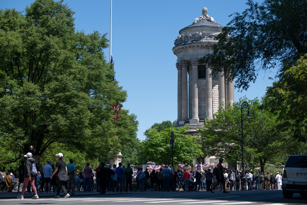 FWNY25: U.S. Marines and Sailors hold wreath laying ceremony