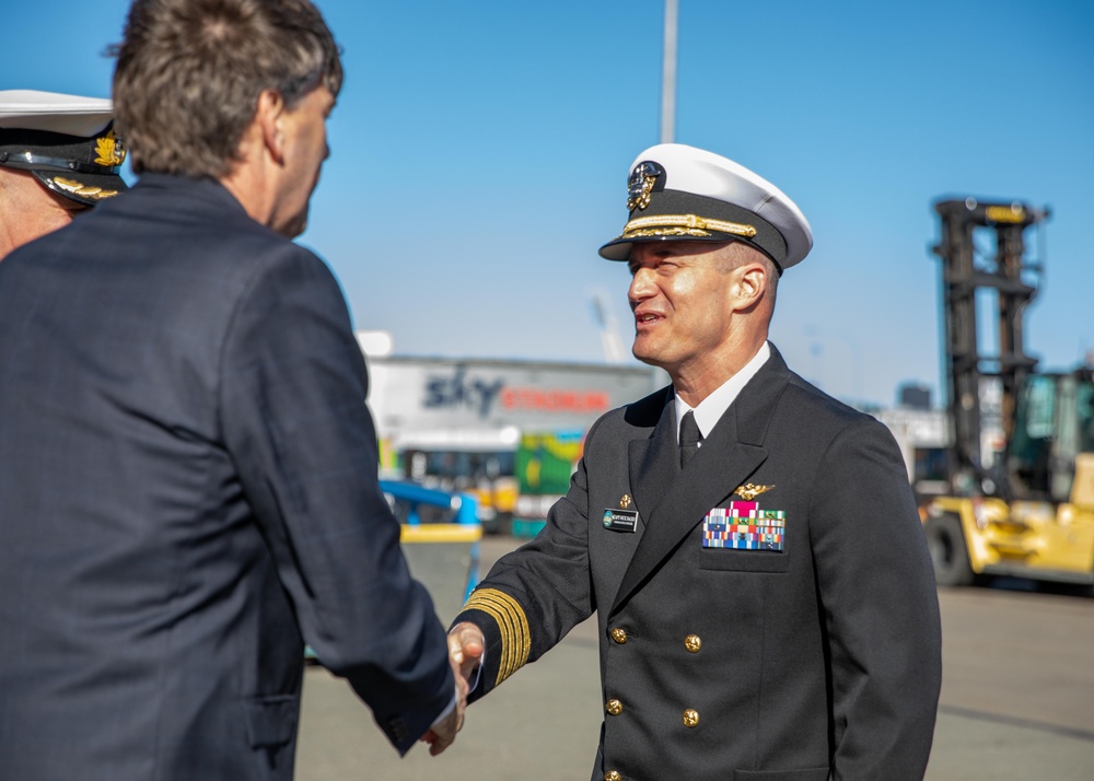 Blue Ridge Arrives in Wellington, New Zealand for the First Time