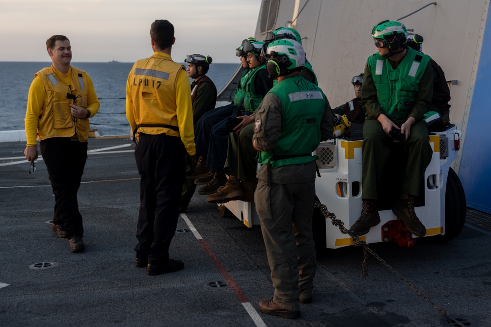 22nd MEU | VMM-263 (REIN) Marines and USS San Antonio Sailors Integrate on the Flight Deck