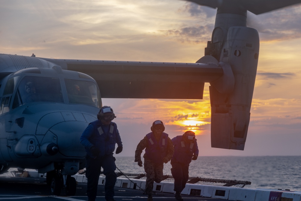 22nd MEU | VMM-263 (REIN) Marines and USS San Antonio Sailors Integrate on the Flight Deck