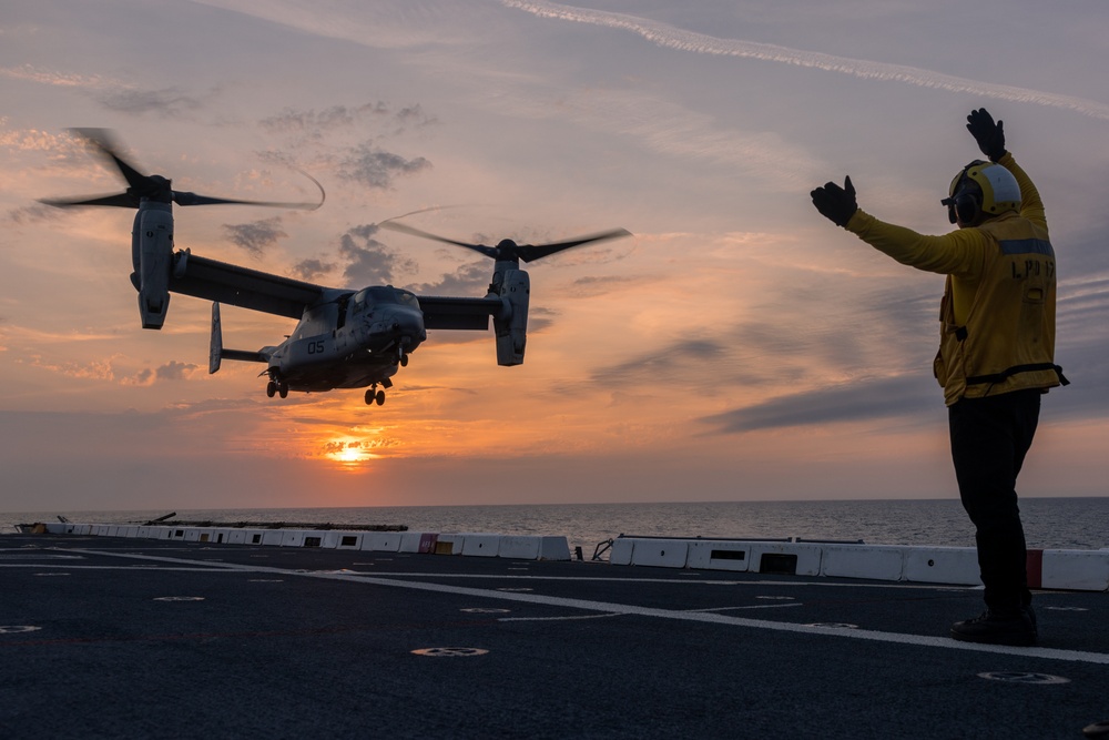 22nd MEU | VMM-263 (REIN) Marines and USS San Antonio Sailors Integrate on the Flight Deck