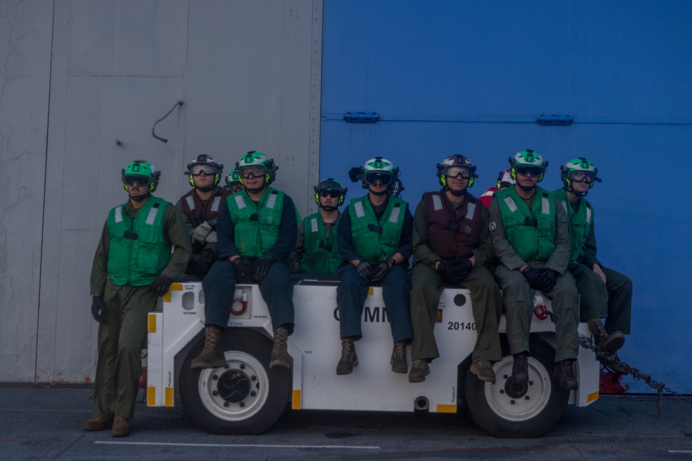 22nd MEU | VMM-263 (REIN) Marines and USS San Antonio Sailors Integrate on the Flight Deck