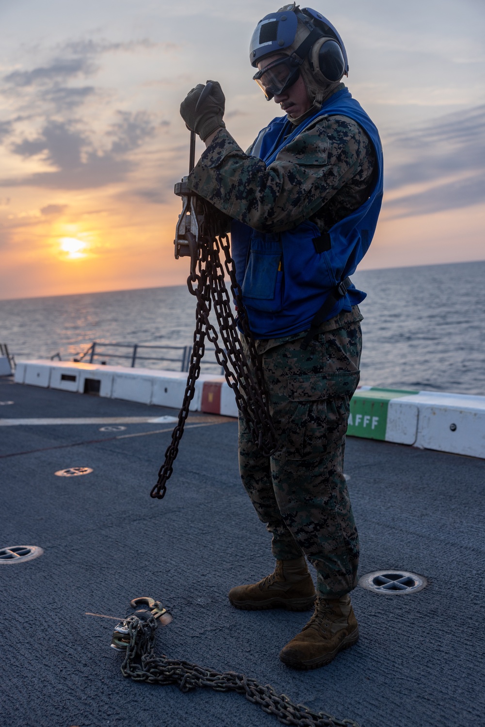 22nd MEU | VMM-263 (REIN) Marines and USS San Antonio Sailors Integrate on the Flight Deck