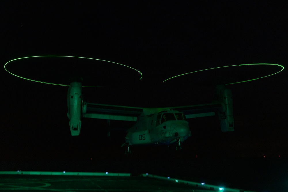 22nd MEU | VMM-263 (REIN) Marines and USS San Antonio Sailors Integrate on the Flight Deck
