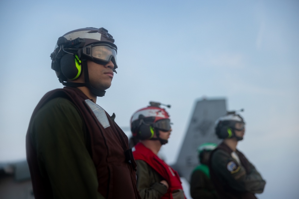 22nd MEU | VMM-263 (REIN) Marines and USS San Antonio Sailors Integrate on the Flight Deck