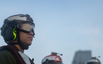 22nd MEU | VMM-263 (REIN) Marines and USS San Antonio Sailors Integrate on the Flight Deck